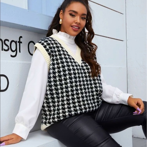 Plus Size Bw Houndstooth Vneck Rib 